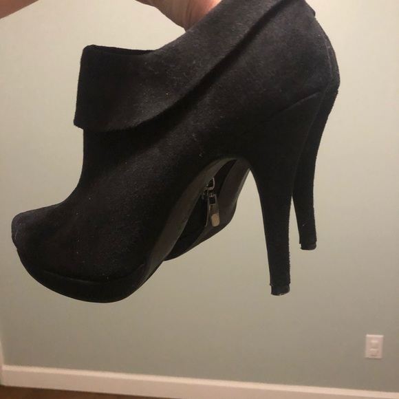 Black closed toe high heel booties - Picture 6 of 6